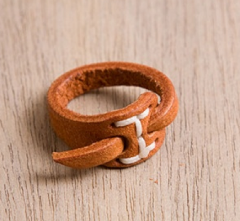 Crônica: A malfadada troca dos anéis de couro 