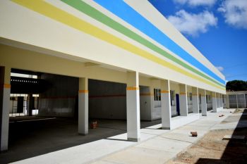Vinicius Porto destaca a inauguração de novas escolas para jovens aracajuanos