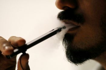 Fique alerta: cigarro eletrônico pode causar lesões no pulmão e insuficiência respiratória