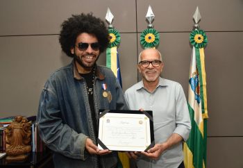 Edvaldo entrega Medalha Ignácio Barbosa ao cantor Mestrinho