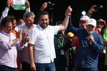 Lula faz campanha antecipada em favor de Boulos