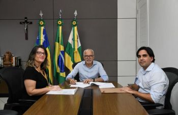 Edvaldo assina Termo para novo curso de medicina em Aracaju