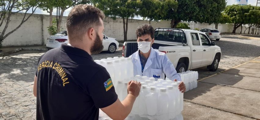 Curso de Farmácia da Unit produz 600 kg de álcool gel 70% para a SSP de Sergipe