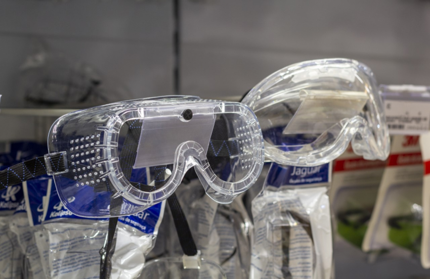 Face shield (Máscara de proteção facial) e óculos de proteção ajudam a reforçar a prevenção do Covid-19