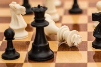 Artigo: O Gambito da Rainha, e as lições do jogo de xadrez para a vacinação de prevenção à COVID-19