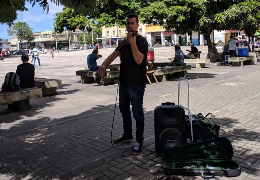 Violinista sergipano viaja o Nordeste para apresentar sua arte como fonte de renda