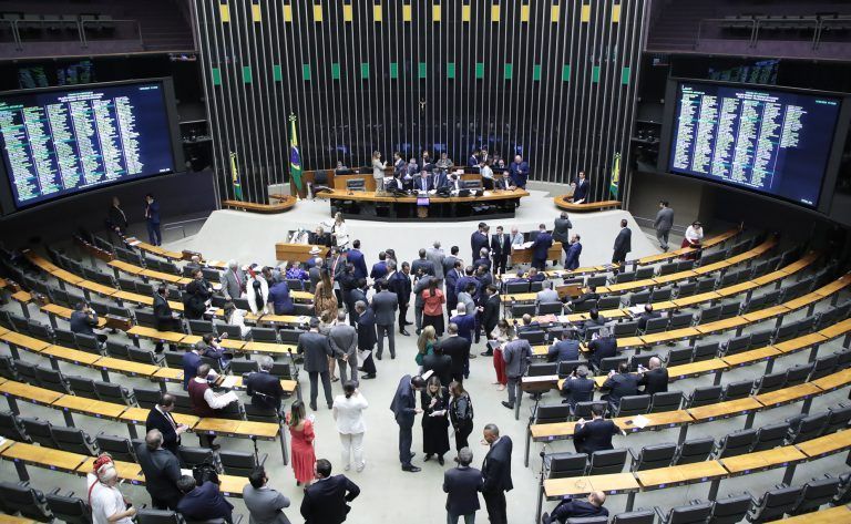 Câmara aprova suspensão de deputados por até 6 meses