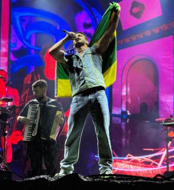 Ávine Vinny demonstra paixão por Sergipe ao abrir show com bandeira do estado