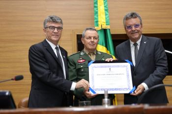 Comandante do Exército recebe título de Cidadão Sergipano